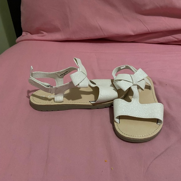 Carter’s Girls Size 12 Sandal. Glittery White with Bow Detailing. New Never Worn - Picture 3 of 4